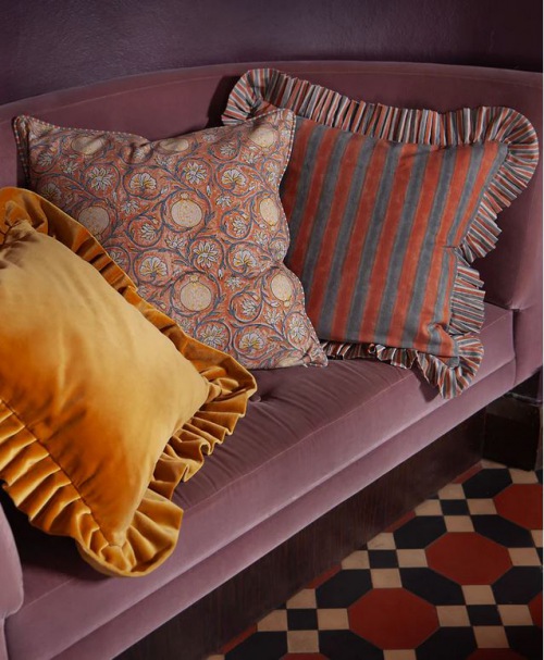  ENSEMBLE No 2 Velvet Ocker 45 x 45 cm